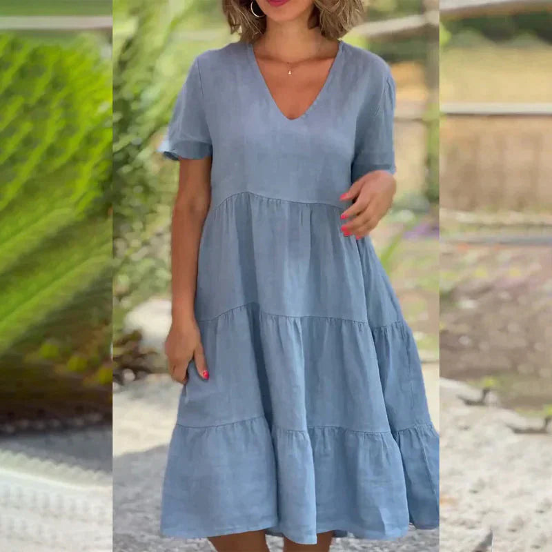 Stylisches Freizeitkleid in den aktuellen Trend-Farben für den Sommer