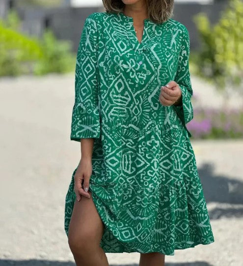 – boho-kleid mit stehkragen und ethnischem grafikdruck