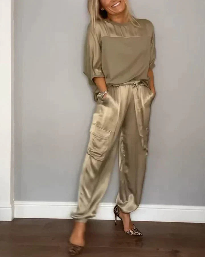 Zweiteiliger Anzug aus glattem Satin mit halblangem Oberteil und Hose für Damen