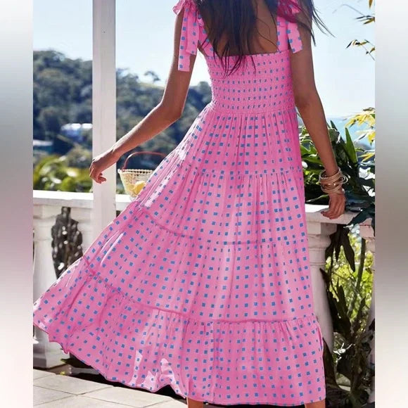 bedrucktes Maxikleid in Rosa mit gerüschtem Saum